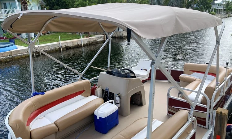 Front of the boat on Summerland Key boat rentals Florida SUMMERLAND KEY Florida  Sun Tracker Party Barge 18 2013 18 