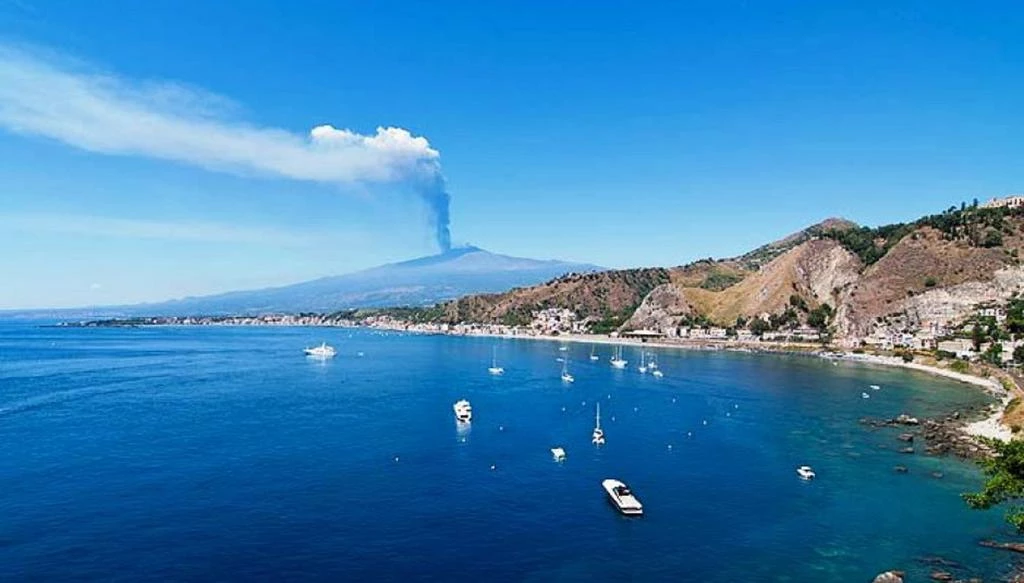 baia di Naxos con vista Etna boat rentals Messina Giardini Naxos Messina  chris craft chris craft super catalina 28 2010 9.00 