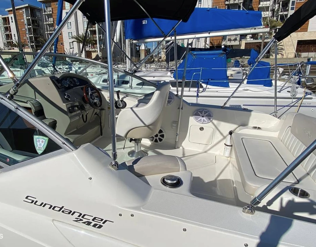  boat rentals     Sea Ray Sundancer 2011 25 