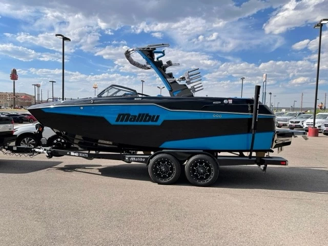 wake boat, surf boat, wake setter, wakeboard, M6Di, boat rentals Montana KALISPELL Montana  Malibu M220 2021 22 