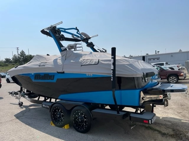 wake boat, surf boat, wake setter, wakeboard, M6Di, boat rentals Montana KALISPELL Montana  Malibu M220 2021 22 