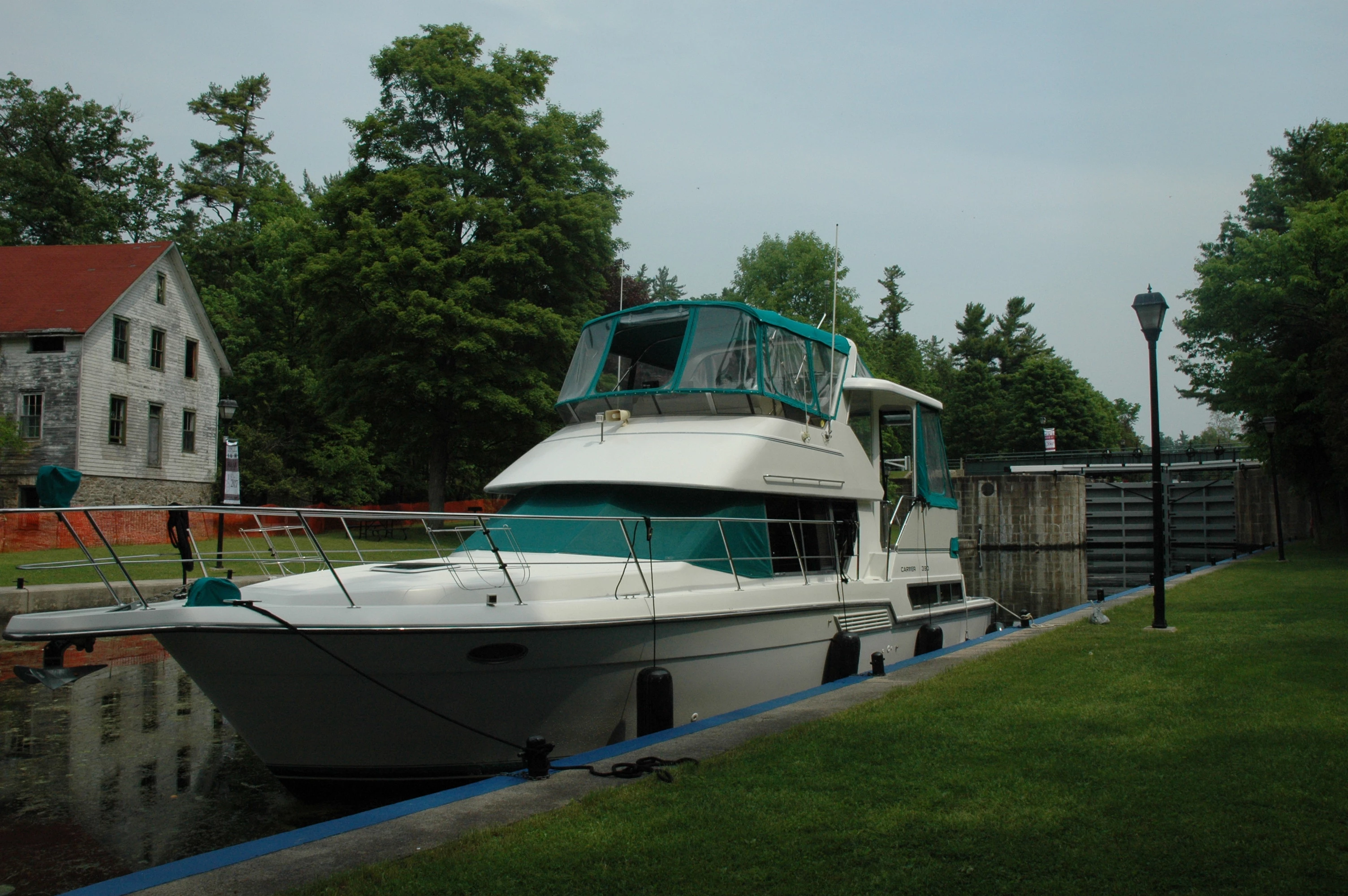 Carver 390 boat rentals Ontario Ottawa Ontario  Carver 390 CPMY 1995 40 Feet 